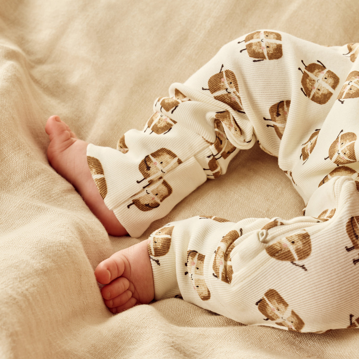 Wilson + Frenchy 	Hot Cross Buns Organic Zipsuit With Feet