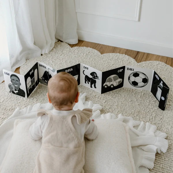 Young Wonderer Hello Little One! High Contrast Sensory Gift Set